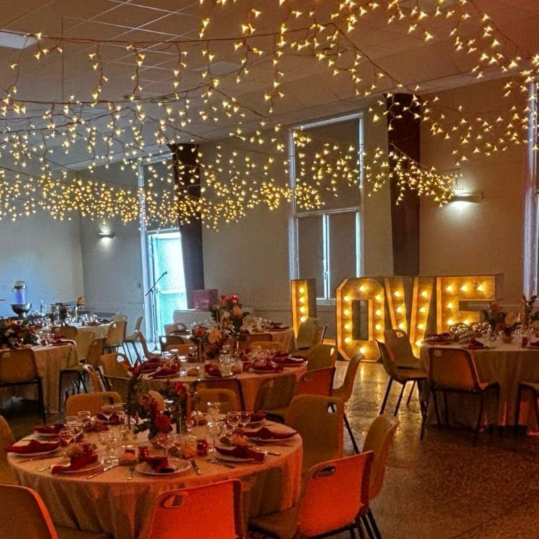 Décoration lumineuse LOVE dans une salle de mariage à Cherbourg